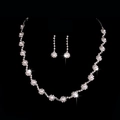 Set di gioielli da sposa in argento con strass scintillanti e perle su sfondo nero - Set Collana e Orecchini a Lobo 621