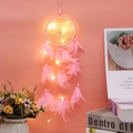 Acchiappasogni rosa con luci LED e piume su una calda decorazione murale rosa - Anello Singolo Rosa Con Luci LED