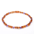 Collier artisanal pour bébé avec perles d'ambre et améthystes violettes sur fond blanc - Collier d'Ambre et d'Améthyste