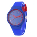 Vue détaillée de la montre de sport en silicone bleu avec des accents rouges sur le cadran - Bleu