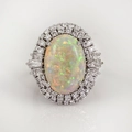 Lujoso anillo de cobre plateado con un gran ópalo de fuego ovalado y circonitas brillantes - US 7 / Blanco