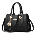 Elegante borsa tote nera trapuntata con finiture dorate e ciondolo a fiore per l'autunno - Nero