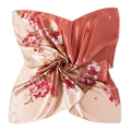 Dettaglio di un foulard di seta a fiori rosa corallo piegato a forma di fiore a spirale - 90*90cm / Floreale Rosa Corallo