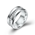 Anello da 8mm in acciaio inossidabile spazzolato con fila di cristalli e bordi lucidi - US 6 / Color Acciaio