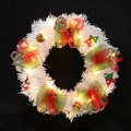 Leuchtender Weihnachtskranz mit weißen Zweigen und rot-grünen Schleifen auf schwarzem Grund - 30cm-Mit Licht