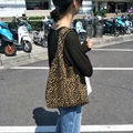 Modische Canvas-Einkaufstasche mit Leopardenmuster am Modell für den lässigen Streetstyle - Braun-Schwarz Leopard Westen-Tasche