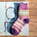 Dicke Winterwollsocken für Damen mit lila geometrischen Mustern auf rustikalem Holz - Einheitsgröße / Lila