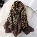 Elegante sciarpa in seta con stampa leopardata da donna su sfondo bianco morbido bianco - 90x180cm / Cammello