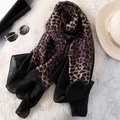 Elegante sciarpa leopardata con pannello nero su un tappeto di peluche bianco - 90x180cm / Bordo Nero Caramello