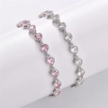 Primo piano dei braccialetti con zirconi a cuore rosa e bianco e finitura in argento - Zirconia Rosa - Circa 15,8 cm