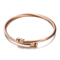 Elegante brazalete de cable en acero inoxidable oro rosa de 3mm con esferas en fondo blanco - Oro rosa