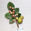 Künstlicher Beerenast mit Kürbis und grünen Blättern in blauer Vase für Weihnachtsdeko - Rosa-weißer Zweig mit einzelner Frucht und Blättern