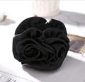 Elegante fermaglio per capelli a rosa nera con petali 3D stratificati in finitura satinata - Nero