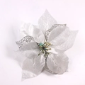 Detailansicht einer silbernen Glitzer-Weihnachtssternblume für den Weihnachtsbaum - 20cm Silber