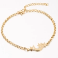 Elegante bracciale dorato con ciondoli stella e luna e catena regolabile su fondo bianco - Luna e Stella / Oro