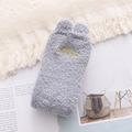 Gemütliche graue Korallenvlies-Socken mit Katzenohren und MEOW-Stickerei für Damen - MEOW Katze / Grau