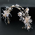 Cerchietto da sposa dorato con fiori in tessuto bianco e perle su sfondo nero elegante - Oro