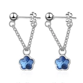 Orecchini in argento con pendenti a fiore in cristallo blu su sfondo bianco professionale - Blu