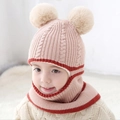 Rosa gestrickte Babymütze mit Schal-Set, weichen Pompons und warmem Ohrenschutz - Pompon / Beige