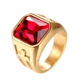 Anello da uomo in acciaio al titanio con grande gemma rossa quadrata e croci a rilievo - US 10 / Oro Zirconia Rossa