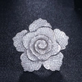 Eleganter silberner Rosenring mit Zirkonia-Besatz auf geschichteten Blütenblättern - Größe 7 / Weißgold