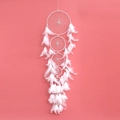Gros plan d'un attrape-rêves blanc avec plumes sur un fond de couleur rose - Blanc