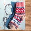 Dicke Damenstricksocken im Vintage-Ethno-Stil mit roten und blauen Mustern - Einheitsgröße / Rosa