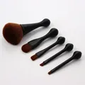 Detail van 5-delige make-up borstelset met bruine synthetische haren en antislip handgrepen - Zwart Handvat Bruine Haren