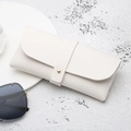 Off-white Sonnenbrillen-Etui aus genarbtem Leder mit goldenem Druckknopf und Wickelband - Knopf 2,0 mm / Weiß