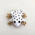 Elegante broche de rana con esmalte blanco, manchas negras y detalles de perlas - Blanco