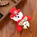 Dettaglio orsetto di peluche natalizio con cappello rosso e campanellino dorato - Orso