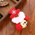 Dettaglio del pendente di Babbo Natale con una grande campana dorata e cappello rosso - Babbo Natale