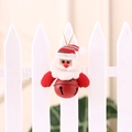 Primer plano de Papá Noel colgante con cascabel de metal rojo en valla blanca - Papá Noel / Campana Roja / Rojo