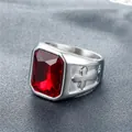 Anello punk gotico da uomo in acciaio inossidabile con gemma rossa e croce a rilievo - US 8 / Acciaio Pietra Rossa