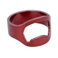 Nahaufnahme des roten, mattierten Edelstahl-Flaschenöffner-Rings für kreatives Herren-Styling - Rot