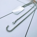 Collana con piastrina in acciaio inossidabile argento da uomo su scheda display - Targhetta Rettangolare (Catena a Cesto)