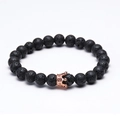 Lavasteen kralenarmband met roségouden kroonbedeltje en ingelegde zirkoonsteentjes - Lavasteen Stijl