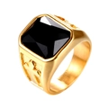 Anello in acciaio al titanio dorato con gemma nera quadrata e rilievo a croce - US 9 / Oro Zirconia Nera
