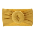 Dettaglio della fascia per neonati in nylon giallo senape con nodo a forma di donut - Giallo Zenzero