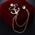 Broche ancre dorée avec pierres noires et double chaîne sur velours rouge - Strass Noir (Base Or)