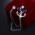 Broche ancre argentée avec pierre bleue, strass et chaîne sur boîte en velours - Strass Bleu Foncé (Base Argentée)