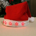 Rode pluche kerstmuts met gloeiende LED-sterren en witte rand voor decoratie - Rode Ster Lichtgevende Stijl