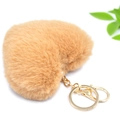Detalle de llavero de peluche suave en forma de corazón con herrajes dorados - Llavero Dorado / Café