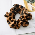 Primo piano di un elastico in raso con stampa leopardata su una rivista di moda - Leopardo Marrone Scuro