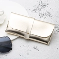 Sonnenbrillen-Etui aus champagnerfarbenem Kunstleder mit Druckknopf und Textur - Knopf-Stil / Gold