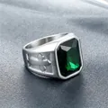 Anello punk in acciaio inossidabile con gemma verde taglio smeraldo e rilievo a croce - US 8 / Acciaio Pietra Verde