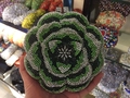 Détail macro de la pochette rose ornée de strass en cristal vert noir et argenté brillant - Vert