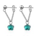Orecchini in argento con catenine sottili e ciondoli a fiore in cristallo verde su sfondo bianco - Celeste