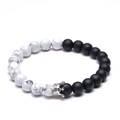 8mm witte turquoise en mat zwarte onyx armband met zilveren zirkoon kroonbedel - Witte Howliet