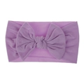 Dettaglio della fascia per neonati color lavanda con un grande fiocco in nylon fatto a mano - Viola chiaro